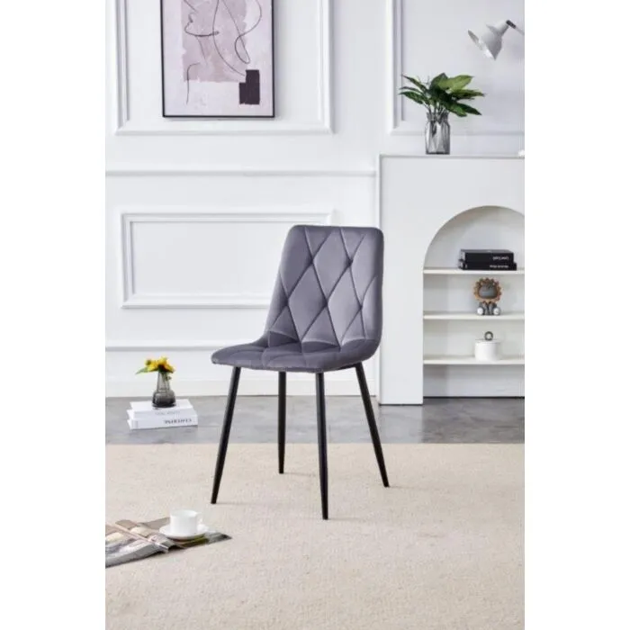 Jedilni stol MILA velvet siva Jedilni stol MILA velvet siva je odlična rešitev za kombiniranje v minimalističen ali industrijski stil prostora. Kombinacija sivega prešitega blaga s