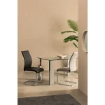 Jedilni stol MYRA PU temno siva, ima noge iz jekla v kromirani barvi. Kar stolu zagotavlja stabilnost in prefinjen videz. Sedež in naslonjalo sta polnjena s