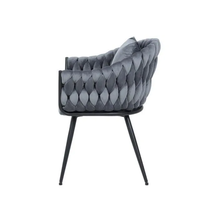 Jedilni stol NEBIA Jedilni stol NEBIA nudi luksuz. S svojim dizajnom pletenega videza iz žameta, nudi moderen dizajn. Nogice so iz kovine v črni barvi zato je stol stabilen in