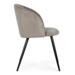 Jedilni stol QUEEN taupe je modernega dizajna. Črne kovinske noge zagotavljajo stabilnost. Sedalni del je narejen iz poliuretanske pene ki je oblečena v