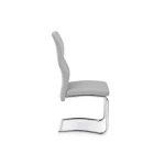 Jedilni stol LELMA siva ima jekleni okvir in kromirane noge. Polnilo je iz poliuretanske pene, oblečen je v umetno usnje. Material: - Jekleni okvir - Krom