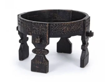 Klubska miza YASIR D50 črna je narejena iz lesa z izrezljanimi okraski. Material: - Les Barva: - Starinska črna Dimenzije: širina: Ø50cm višina: 35hcm