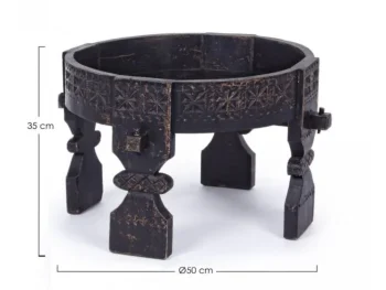 Klubska miza YASIR D50 črna je narejena iz lesa z izrezljanimi okraski. Material: - Les Barva: - Starinska črna Dimenzije: širina: Ø50cm višina: 35hcm
