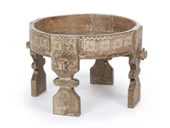 Klubska miza YASIR D50 natur je umetniška mizica, ki s svojim izgledom popestri vaš prostor. Ima štiri stabilne nogice z elegantnim motivom in obliko. Je