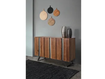 Komoda 3A ARON ima okvir iz lesa in jeklene noge, vrata imajo kovinski vložek. Dimenzije: širina: 145cm globina: 45cm višina: 90cm