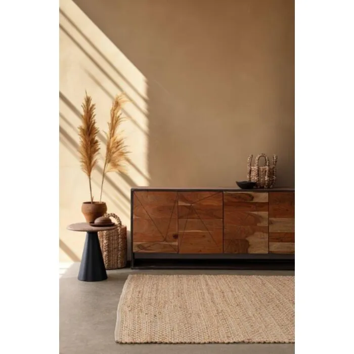 Komoda 4A EGON Komoda 4A EGON je eleganten kos pohištva, ki popestri vaš prostor. Njen poseben dizajn vas bo navdušil, saj prinese vašemu prostoru eleganco in