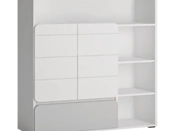Komoda ALBA, je eleganten kos pohištva, ki popestri vaš prostor. Njen poseben dizajn vas bo navdušil, saj prinese vašemu prostoru eleganco in prefinjenost.