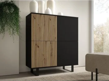 Komoda AZUR je narejena iz kvalitetne laminirane plošče. Vrata se odpirajo s sistemom "push to open". Ima metalne noge v črni barvi višine 14 cm Material: