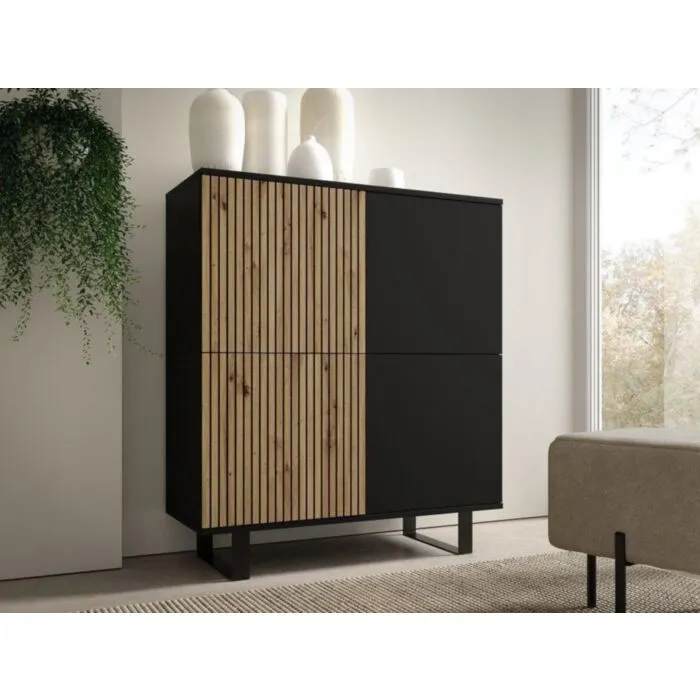 Komoda AZUR Komoda AZUR je narejena iz kvalitetne laminirane plošče. Vrata se odpirajo s sistemom "push to open". Ima metalne noge v črni barvi višine 14 cm Material: