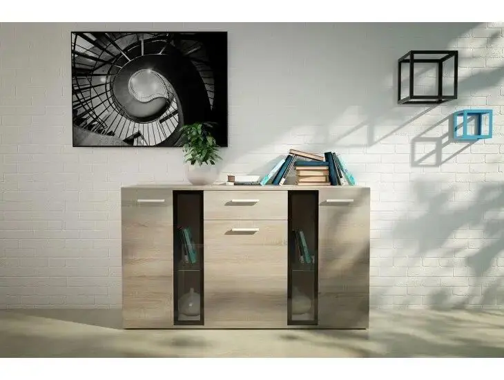 Komoda CARMEN 2 Uporabna in praktična komoda CARMEN 2 je idealna izbira za dnevne sobe in jedilnice. Izdelana je iz kakovostne 16 mm debele iverne plošče, ki zagotavlja