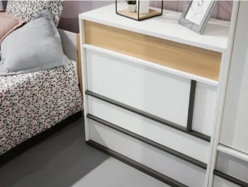 Komoda MELI, je eleganten kos pohištva, ki popestri vaš prostor. Njen poseben dizajn vas bo navdušil, saj prinese vašemu prostoru eleganco in prefinjenost.