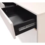 Komoda MILI bež je elegantna in funkcionalna izbira za vsak dom. Korpus je izdelan iz kakovostne laminirane plošče debeline 16 mm v nežni bež barvi, ki se