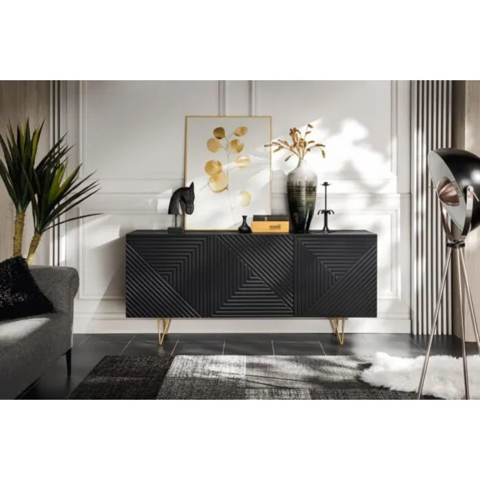Komoda PIRAMIDA črna Komoda PIRAMIDA je moderno oblikovana in elegantnega videza, brez ročajev. Sistem odpiranja push to open tihega zapiranja. V črni mat barvi z zlatimi