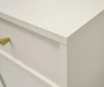 Komoda TOMI je prava izbira za sodobne in elegantne prostore. Narejena iz kakovostne laminirane plošče debeline 16 mm, zagotavlja trdnost in dolgotrajno