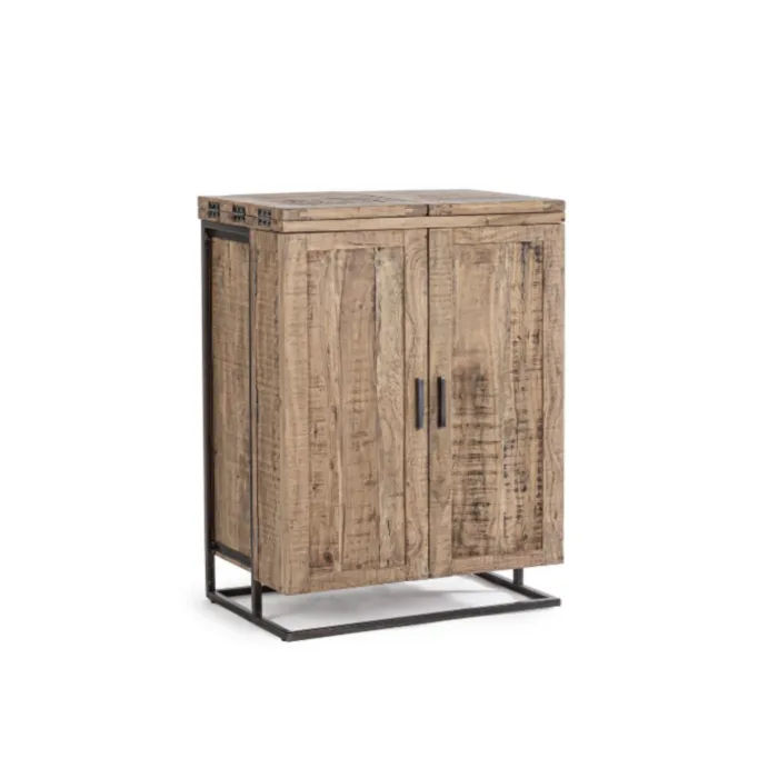 Komoda za steklenice 2A ELMER Komoda za steklenice 2A ELMER je eleganten kos pohištva, ki popestri vaš prostor. Njen poseben dizajn vas bo navdušil, saj prinese vašemu prostoru eleganco