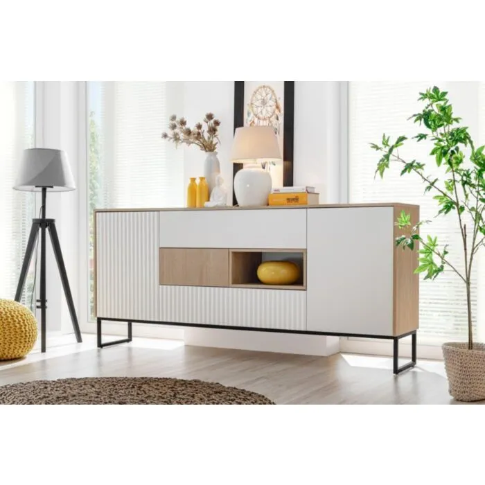 Komoda ZOELA 1 Komoda ZOELA je moderno oblikovana in elegantnega videza. Brez ročajev, odpiranje po sistemu push to open. V beli mat barvi s kombinacijo lesa. Izdelana v EU