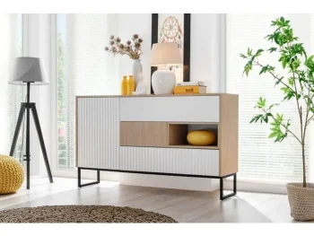 Komoda ZOELA je moderno oblikovana in elegantnega videza. Brez ročajev, odpiranje po sistemu push to open. V beli mat barvi s kombinacijo lesa. Izdelana v EU