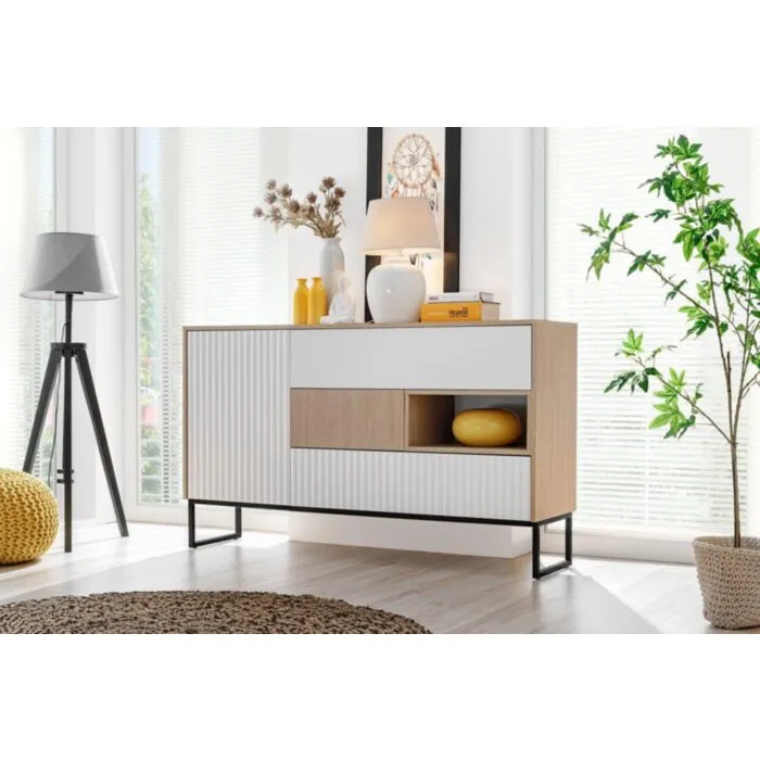 Komoda ZOELA 2 Komoda ZOELA je moderno oblikovana in elegantnega videza. Brez ročajev, odpiranje po sistemu push to open. V beli mat barvi s kombinacijo lesa. Izdelana v EU