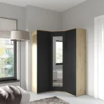 Kotna garderobna omara EMILI 2 je izvirna in stilska. Izdelana iz laminirane plošče. Na voljo v več barvah. Garderobna omara je opremljena z ogledalom.