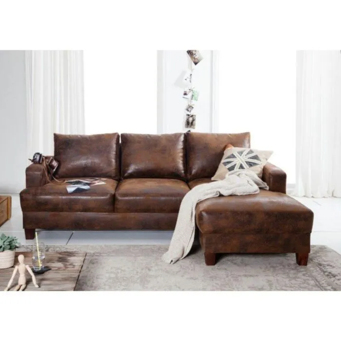 Kotna sedežna garnitura ALAJA Kotna sedežna garnitura ALAJA je odlična garnitura po odlični ceni. Poseben dizajn, v videzu starinskega usnja kateri vas bo prepričal. Garnitura ima levi