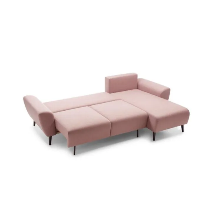 Kotna sedežna garnitura DEJA Kotna sedežna garnitura DEJA je sedežna narejena po modernih smernicah, s pridihom klasike. Zaradi svojega visokega hrbtnega naslona je vedno bolj popularna.