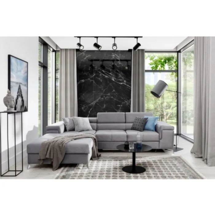 Kotna sedežna garnitura HELENA siva Kotna garnitura HELENA siva vas bo prepričala s svojimi modernimi linijami. Garnitura je vzmetena z valovitimi vzmetmi v kombinaciji s peno. Sedežna je