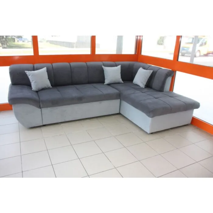 Kotna sedežna garnitura VERONIKA 2 Kotna sedežna garnitura VERONIKA 2 je kotna garnitura, katera je narejena iz vrhunskega nežnega velvet blaga. Garnitura se raztegne v dodatno ležišče.