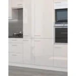 Kotni kuhinjski blok ELZA 230 x 370 cm je narejen iz kvalitetnih materialov. Debelina delovnega pulta je 38 mm. Fronte kuhinje so iz MDF plošče,