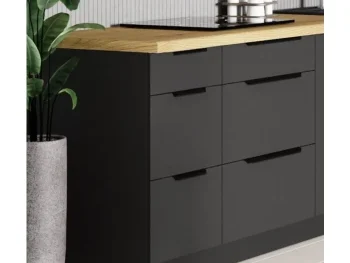 Kuhinjski blok SAŠA 315 x 250 cm je kuhinja v črni mat barvi. Kuhinja je izdelana iz oplemenitenih ivernih plošč debeline 16 mm in je oblečena v