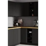 Kuhinjski blok SAŠA 315 x 250 cm je kuhinja v črni mat barvi. Kuhinja je izdelana iz oplemenitenih ivernih plošč debeline 16 mm in je oblečena v