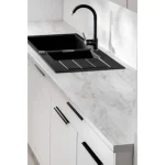 Kuhinjski blok JAGODA bela 300 cm + NAPA je modernega dizajna v beli mat barvi. Stranice so narejene iz laminirane plošče debeline 16 mm, fronte pa