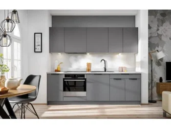 Kuhinjski blok JAGODA siva 240 cm + NAPA je modernega dizajna v sivi mat barvi. Stranice so narejene iz laminirane plošče debeline 16 mm, fronte pa