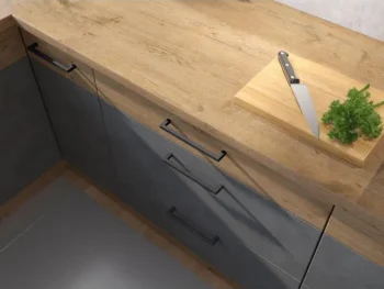Kuhinja PARIZ 340 cm je kuhinja, katera bo prinesla svežino v vaš dom. Dobavljiva je v moderni sivi hrast barvi. Debelina delovnega pulta je 28 mm. Kuhinja