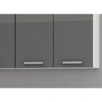 Kuhinjski blok SONJA 240 cm je dobavljiva v belo sivi kombinaciji. Korpusi so iz laminirane plošče debeline 18 mm. Vrata steklene viseče omarice so iz