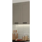 Kuhinjski blok TAJA 210 x 350 cm je dobavljiva v taupe barvi. Debelina delovnega pulta je 38 mm. Fronte kuhinje imajo MDF rob. Kuhinja je izdelana iz