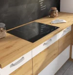 Kuhinjski blok TISA 250 cm je dobavljiv v več barvah. Debelina delovnega pulta je 28 mm. Kuhinja je izdelana iz oplemenitenih ivernih plošč debeline 16