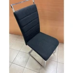 Kuhinjski stol FIA 2 je kvaliteten in eleganten. Oblazinjeno naslonjalo je narejeno iz tkanine v črni barvi, katero nudi udobje. Podnožje je iz kovine v krom