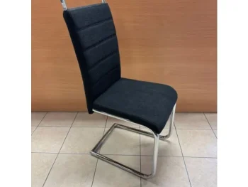 Kuhinjski stol FIA 2 je kvaliteten in eleganten. Oblazinjeno naslonjalo je narejeno iz tkanine v črni barvi, katero nudi udobje. Podnožje je iz kovine v krom