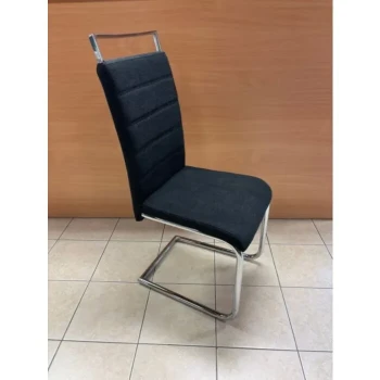 Kuhinjski stol FIA 2 je kvaliteten in eleganten. Oblazinjeno naslonjalo je narejeno iz tkanine v črni barvi, katero nudi udobje. Podnožje je iz kovine v krom