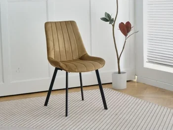 Kuhinjski stol LARA-LUX velvet beige je odlična rešitev za kombiniranje v minimalističen ali industrijski stil prostora. Kombinacija sivega prešitega blaga