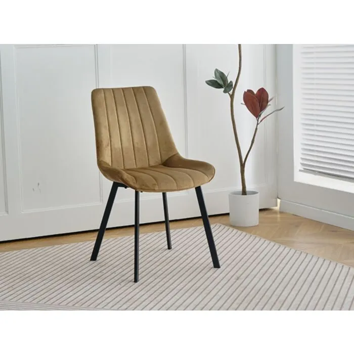 Kuhinjski stol LARA-LUX velvet beige Kuhinjski stol LARA-LUX velvet beige je odlična rešitev za kombiniranje v minimalističen ali industrijski stil prostora. Kombinacija sivega prešitega blaga