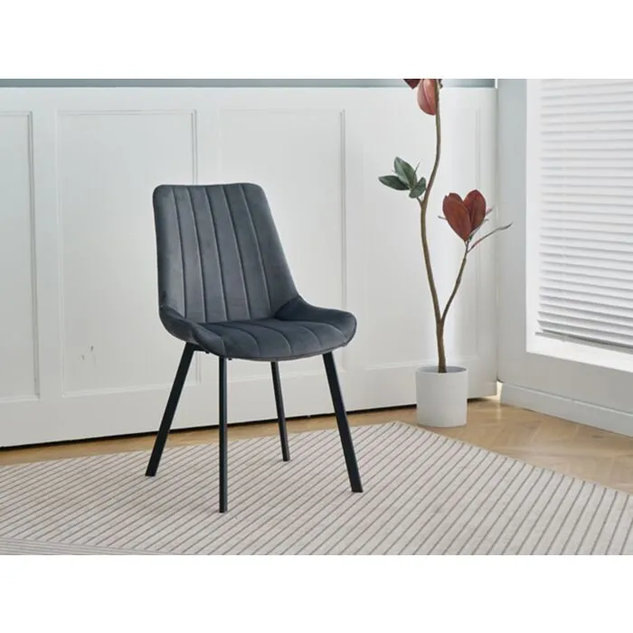 Kuhinjski stol LARA-LUX velvet siva Kuhinjski stol LARA-LUX velvet siva je odlična rešitev za kombiniranje v minimalističen ali industrijski stil prostora. Kombinacija sivega prešitega blaga