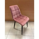 Moderen stol LARA roza - s bo poživel vsako jedilnico. Dobiti ga je možno v več barvah velvet tkanine. Tanke noge iz kovine v črni mat barvi dodajo pridih