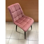 Moderen stol LARA roza - s bo poživel vsako jedilnico. Dobiti ga je možno v več barvah velvet tkanine. Tanke noge iz kovine v črni mat barvi dodajo pridih