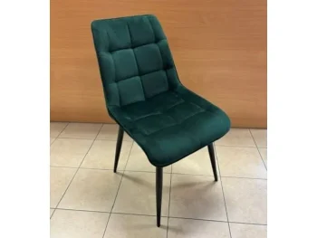 Moderen stol LARA bo poživel vsako jedilnico. Dobiti ga je možno v več barvah velvet tkanine. Tanke noge iz kovine v črni mat barvi dodajo pridih