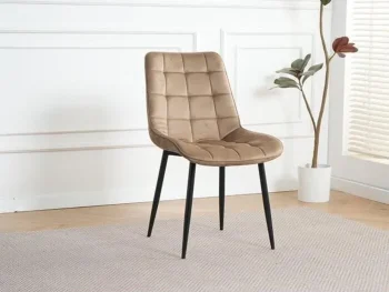 Kuhinjski stol LARA beige je odlična rešitev za kombiniranje v minimalističen ali industrijski stil prostora. Kombinacija beige prešitega blaga s črnimi