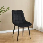Kuhinjski stol LARA velvet črna je odlična rešitev za kombiniranje v minimalističen ali industrijski stil prostora. Kombinacija črnega prešitega blaga s