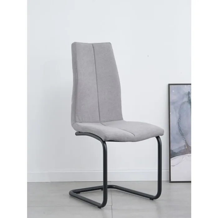 Kuhinjski stol OLAF siv Kuhinjski stol OLAF siv je odlična rešitev za kombiniranje v minimalističen ali industrijski stil prostora. Kombinacija sivega prešitega blaga s črnimi