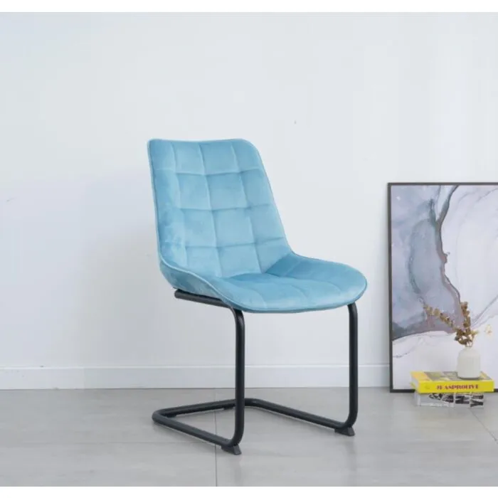 Kuhinjski stol PIA velvet moder Kuhinjski stol PIA moder je odlična rešitev za kombiniranje v minimalističen ali industrijski stil prostora. Kombinacija sivega prešitega blaga s črnimi