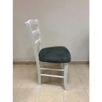 Kuhinjski stol VENEZIA bela je izdelan iz kakovostnega masivnega bukovega lesa, ki zagotavlja stabilnost in trpežnost. Na voljo je v beli barvi lesa.
